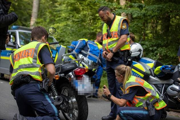 Rimpar, Bundesstraße, 18.07.2019, Geschwindigkeits- und Motorradkontrolle der Polizei Bild: Laser Messung, Geschwindigkeitsmessung Copyright: HMBxMedia xHeikoxBecker