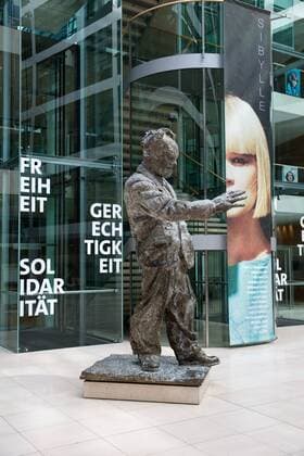 Willy Brandt, Statue im Willy-Brandt-Haus in Berlin, Parteizentrale der SPD, sozialistische Partei Deutschlands, Freiheit, Solidarität, Gerechtigkeit, Grundwerte der SPD - Willy Brandt, Statue in the Willy Brandt House in Berlin, Party Headquarters of the SPD, Socialist Party of Germany, Freedom, Solidarity, Justice, Basic Values of the SPD Willy Brandt, Statue im Willy-Brandt-Haus in Berlin, Parteizentrale der SPD, sozialistische Partei Deutschlands, Freiheit, Solidarität, Gerechtigkeit, Grundwerte der SPD - Willy Brandt, Statue in the Willy Brandt House in Berlin, Party Headquarters of the SPD, Socialist Party of Germany, Freedom, Solidarity, Justice, Basic Values of the SPD