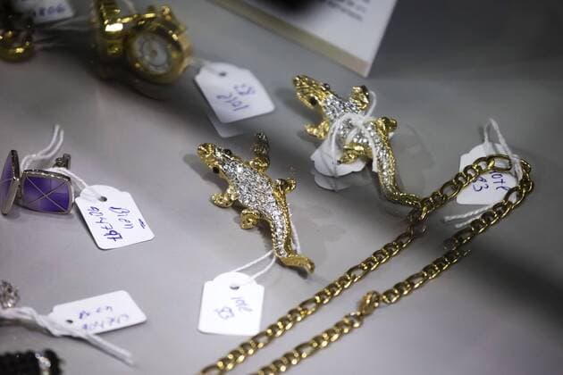 Mexico City, Mexico July 23, 2019 - Jewels seized by Mexican authorities from drug dealers are displayed before these are auctioned at the Los Pinos Cultural Center and former residence of the president - Crocodile encrusted with diamonds MEXIQUE, NARCOS MEXICAINS, CARTEL DE LA DROGUE, CARTELS, BIJOUX, VENTE AUX ENCHERES, ARGENT, RICHESSE, ORGANISATION CRIMINELLE, CRIME ORGANISE, AMERIQUE LATINE, SAISIS, OPULENCE, DIAMANTS, OR, ARGENT, SOCIETE, LUXE, EXUBERANCE, FORTUNE, BARON DE LA DROGUE, TRAFIQUANTS DE DROGUE, RESEAU CRIMINEL, Copyright: xVincentxIsorex