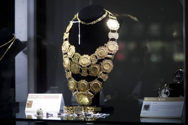 Mexico City, Mexico July 23, 2019 - Jewels seized by Mexican authorities from drug dealers are displayed before these are auctioned at the Los Pinos Cultural Center and former residence of the president MEXIQUE, NARCOS MEXICAINS, CARTEL DE LA DROGUE, CARTELS, BIJOUX, VENTE AUX ENCHERES, ARGENT, RICHESSE, ORGANISATION CRIMINELLE, CRIME ORGANISE, AMERIQUE LATINE, SAISIS, OPULENCE, DIAMANTS, OR, ARGENT, SOCIETE, LUXE, EXUBERANCE, FORTUNE, BARON DE LA DROGUE, TRAFIQUANTS DE DROGUE, RESEAU CRIMINEL, COLLIER Copyright: xVincentxIsorex