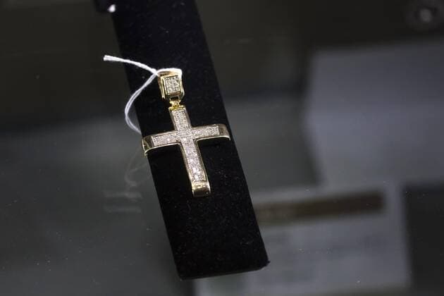Mexico City, Mexico July 23, 2019 - Jewels seized by Mexican authorities from drug dealers are displayed before these are auctioned at the Los Pinos Cultural Center and former residence of the president - Christian cross encrusted with diamonds MEXIQUE, NARCOS MEXICAINS, CARTEL DE LA DROGUE, CARTELS, BIJOUX, VENTE AUX ENCHERES, ARGENT, RICHESSE, ORGANISATION CRIMINELLE, CRIME ORGANISE, AMERIQUE LATINE, SAISIS, OPULENCE, DIAMANTS, OR, ARGENT, SOCIETE, LUXE, EXUBERANCE, FORTUNE, BARON DE LA DROGUE, TRAFIQUANTS DE DROGUE, RESEAU CRIMINEL, Copyright: xVincentxIsorex