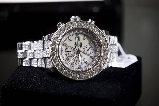 Mexico City, Mexico July 23, 2019 - Jewels seized by Mexican authorities from drug dealers are displayed before these are auctioned at the Los Pinos Cultural Center and former residence of the president - Breitling watch encrusted with diamonds MEXIQUE, NARCOS MEXICAINS, CARTEL DE LA DROGUE, CARTELS, BIJOUX, VENTE AUX ENCHERES, ARGENT, RICHESSE, ORGANISATION CRIMINELLE, CRIME ORGANISE, AMERIQUE LATINE, SAISIS, OPULENCE, DIAMANTS, OR, ARGENT, SOCIETE, LUXE, EXUBERANCE, FORTUNE, BARON DE LA DROGUE, TRAFIQUANTS DE DROGUE, RESEAU CRIMINEL, Copyright: xVincentxIsorex
