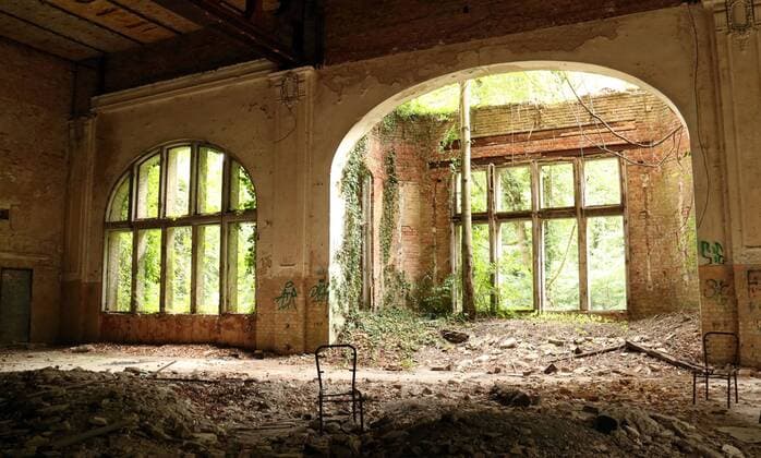 15 Feature: Beelitz-Heilstätten, Zimmer, Krankenzimmer, Station, Krankenstation, Tür, Türen, Flur, Gang, Korridor, Fenster, grün, blau, Farbe blättert ab, Lichteinfall, marode, verfallen, Verfall, Leerstand, leer, alt, Heilstätte, modernster Krankenhaus-Komplex damaliger Zeit, Anstalt, Kaserne, Ruine, Ruinen, Gebäude, Frauenlungenheilstätte, Männersanatorium, Krankenhaus zur Behandlung von Tuberkolose, Filmkulisse, Fotokulisse, historisch, historische Gebäude, Sanierung, Wiedernutzung, Denkmal, Insovlenz, Verfall, Architektur, Berlin Deutschland, Germany Copyright: xPOP-EYE Buggex POPEYEBeelitzHeilstaetten10116939
