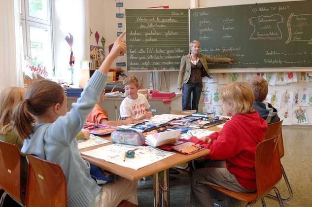 Neue Studie zeigt: Dramatischer Lehrermangel: Im Jahr 2025 fehlen mehr als 26.000 Grundschullehrer. Archivfoto; Schulunterricht.Schule Muenchen,Grundschule,Schueler,Schuelerin,Lehrerin,lernen,Schulstunde,Unterricht,Aufgaben,Mitarbeit,Konzentration,Tafel,Schulstunden,Klassenzimmer,Kind,Kinder,Test,Klassenarbeit,Klausur,Schule,Bildung,Deutschland. Model Released!26.06.2007.
