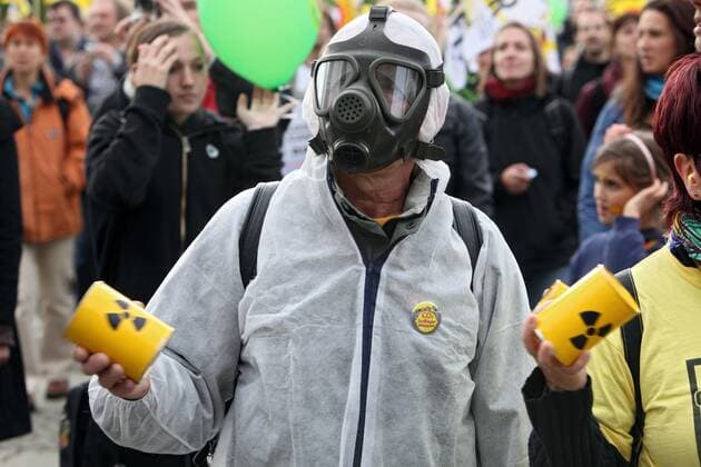 Berlin, Deutschland - Demonstrant mit Schutzmaske auf der Anti-Atomkraft-Demo 18.09.2010, Berlin, Deutschland, DEU - Grossdemonstration von Atomgegnern am Reichstag in Berlin mit dem Ziel der Umzingelung des Regierungsviertel. Demonstrant mit Schutzmaske. Berlin Berlin Deutschland