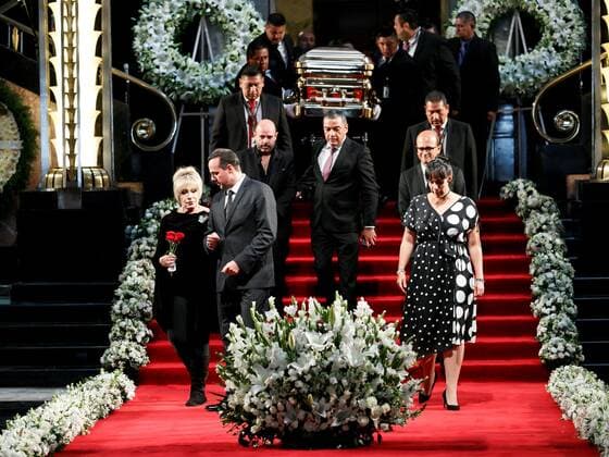 The ex-wife of the Mexican singer Jose Jose, Anel Norena (L), and her children, Jose Joel (2L) and Marysol Sosa Norena (R), arrive at the singer s tribute at the Palacio de Bellas Artes, in Mexico City, Mexico, 09 October 2019. The expected tribute of the body present in the famous Palacio de Bellas Artes of Mexico to the late singer Jose Jose began in the middle of a crowd of fans who waited with excitement for the arrival of the artist s remains. Half of the ashes were in Miami, USA, with the singer s widow, Cuban Sara Salazar, and their daughter, Sarita Sosa Salazar. Tribute to Jose Jose at the Palace of Fine Arts in Mexico City !ACHTUNG: NUR REDAKTIONELLE NUTZUNG! Copyright: xJoséxMéndezx MEX5224 20191009-637062490198464875