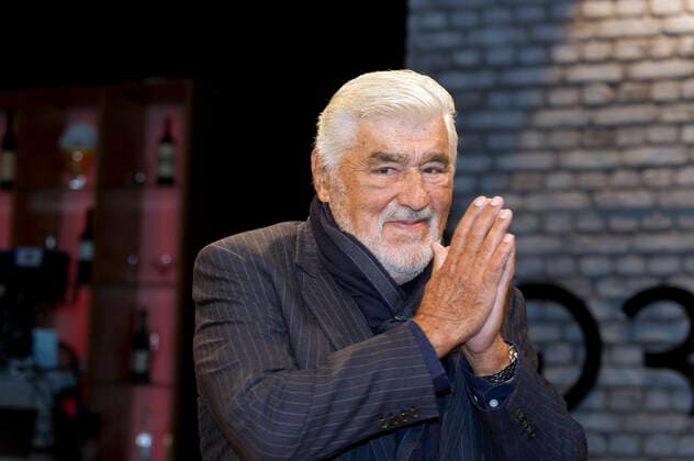 Entertainment Themen der Woche KW42 Entertainment Bilder des Tages 3nach9 Talkshow im Bild: Mario Adorf - Schauspieler Er ist ein Garant für Qualität. Aufgewachsen in Mayen in der Vulkaneifel führte ihn sein Weg zuerst auf die großen Theaterbühnen, später zum deutschen Film und schließlich bis nach Hollywood. Mario Adorf sagt über sein Leben, dass es durchaus hätte schlimmer kommen können. Und so heißt auch die aktuelle Kino-Dokumentation, die den 89-Jährigen an die Orte seines Lebens zurückführt. Welche Ereignisse den großen Schauspieler dabei besonders melancholisch werden ließen und wann er die Zeit am liebsten angehalten hätte, erzählt der Mann, der sich am liebsten als Geschichtenerzähler sieht, bei 3nach9 . DEU, Bremen, Radio Bremen, 3nach9, Live-Aufzeichnung vom 15.10.2019,