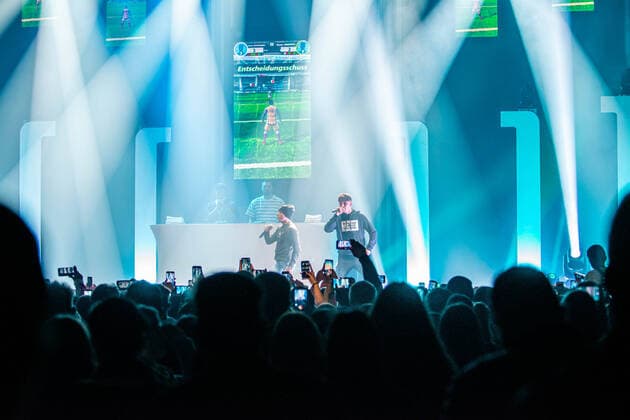 Rüsselsheimer Rapper MERO zieht Jugendliche in die Ludwigsburger MHP-Arena - Impressionen vom Konzert Rapper MERO zieht Jugendliche in die Ludwigsburger MHP-Arena - Impressionen vom Konzert, 71636 Ludwigsburg, Deutschland Copyright: 7aktuellx xNilsxReeh