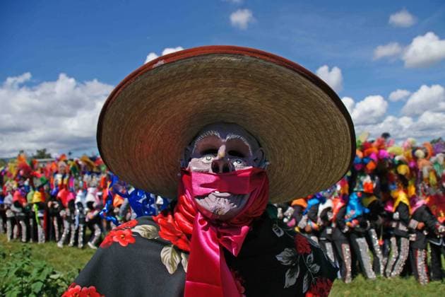 IMAGO Cultures of the world, Zapotec Kultur in Mexiko October 26, 2019: EUM20191026SOC47.JPG.SAN PEDRO IXTLAHUACA, Oax. TraditionTradicion-Lunes del Vaquero.- 26 de octubre de 2019. Como cada octubre, desde hace mas de 100 anos, en San Pedro Ixtlahuaca, poblacion de raices zapotecas, celebran el Lunes del Vaquero. En la festividad oaxaquena, los jovenes varones lucen trajes negros adornados con cascabeles y vistosos penachos; el mayordomo baila al son de la musica, mientras con una binza disciplina a viejos y caporales, en honor a San Lucas Evangelista. Foto: Agencia EL UNIVERSALEELG Copyright: xElxUniversalx