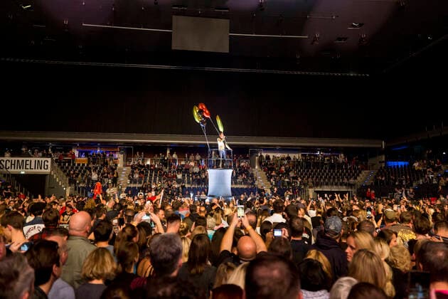 19 David Hasselhoff, Saenger und Schauspieler David Hasselhoff live auf Freedom! The Journey Continues Tour in der Berliner Max-Schmeling-Halle am 03.10.19, Ueberblick, Uebersicht, Publikum, Zuschauer, Fans, Fannaehe, Ballons, The Hoff, Pop, Popkultur, Tag der Deutschen Einheit, Einheitstag, Mauerfall, 30 Jahre, Jubilaeum, Hollywood, Knight Rider, Baywatch, Musik Berlin Deutschland, Germany Copyright: xPOP-EYEx xBenxKriemannx POP-EYE_10119414