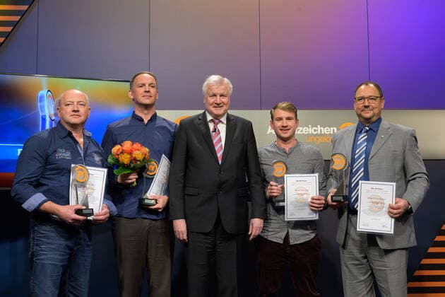 Berlin GER, Berlin, 20.11.2019, XY Preisverleihnug - ZDF v.l. Werner Rast, Karsten Weiss, Horst Seehofer, Kevin Rast, Georg Koettner, 20.11.2019, XY Preis - ZDF, Copyright: xUwexKoch Eibner-Pressefotox EP_UKH