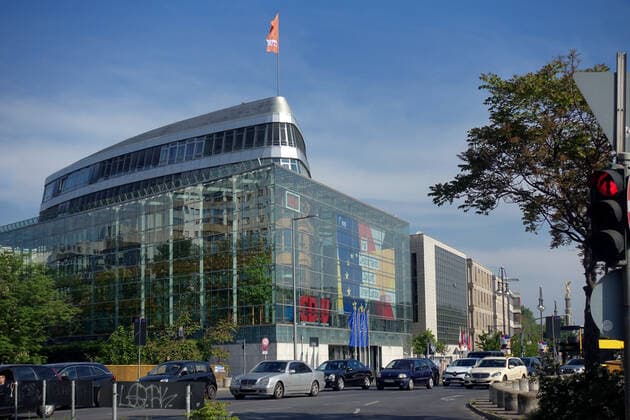 20.05.2019, Berlin, GER - Das Konrad-Adenauer-Haus, Parteizentrale der CDU. (Alltag, Anlage, Architektur, aussen, Aussenansicht, Aussenaufnahme, Autos, Bau, Baukunst, Baustil, Bauweise, Bauwerk, Berlin, Bundesgeschaeftsstelle, Bundespartei, Bundeszentrale, CDU, Christlich Demokratische Union, deutsch, Deutschland, Europa, europaeisch, Fassade, Gebaeude, Geschaeftsstelle, Gesellschaft, Glas, Glasfassade, Haus, Klingelhoeferstrasse, Konrad Adenauer Haus, Moderne, Parteigebaeude, Parteizentrale, PKW, Politik, QF, Querformat, Schiff, Sehenswuerdigkeit, Stadt, Stadtansicht, Stadtbild, Stadtlandschaft, Strasse, Strassenszene, Strassenverkehr, Tiergarten, transparent, Transparenz, Verkehr, Westeuropa, Wirtschaft, Zentrale) 190520D602BERLIN.JPG