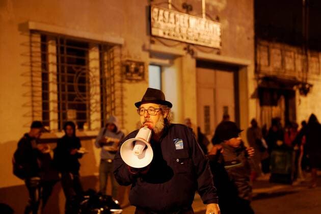 Mexiko, über Guatemala geflohene Honduraner erreichen Hidalgo Father Mauro Verzeletti, from the House of Migrant of Guatemala, gives advice from a megaphone to Honduran migrants who address from Guatemala City, Guatemala, 18 January 2020, to the border city of Tecun Uman, in search of crossing into Mexico. The Hondurans, members of a new migrant caravan that left their country early last Wednesday to the United States, entered Guatemala massively last Thursday morning and during the last hours they headed to Mexico, the country they intend enter through the borders of El Ceibo (north of Guatemala) and Tecun Uman (west). Honduran migrant caravan crosses Guatemala towards the Mexican border !ACHTUNG: NUR REDAKTIONELLE NUTZUNG! Copyright: xEstebanxBibax AME2987 20200118-637149646643398559