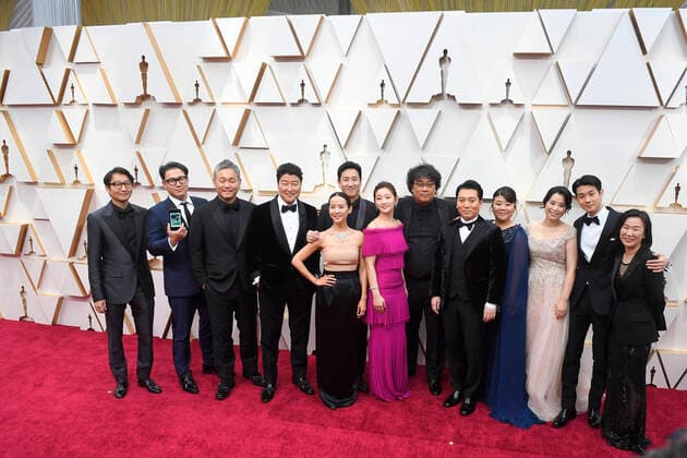 February 9, 2020, Los Angeles, California, USA: The cast and crew of his film Parasite during red carpet arrivals for the 92nd Academy Awards. The movie won the Oscar for Best Picture, a first for a foreign-language film. Left to Right: YANG JIN-MO, JIN WON HAN, HA-JUN LEE, KANG-HO SONG, YEO-JEONG JO, SUN-KYUN LEE, SO-DAM PARK, Director BONG JOON HO, MYEONG-HOON PARK, JEONG-EUN LEE, HYE-JIN JANG, WOO-SIK CHOI, KWAK SIN-AE. Los Angeles USA - ZUMAz03_ 20200209_zbp_z03_091 Copyright: xKevinxSullivanx