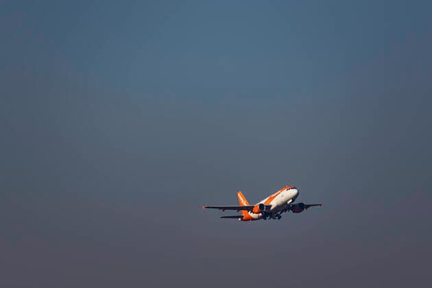 DEU, Deutschland, Hessen, Frankfurt am Main, 07.02.2020: Flughafen Fraport, EDDF, FRA, Frankfurt Airport, Rhein-Main-Flughafen. Flugzeug im Steigflug. Registrierung: OE-LQM, EASYJET EUROPE, AIRBUS A319-111.