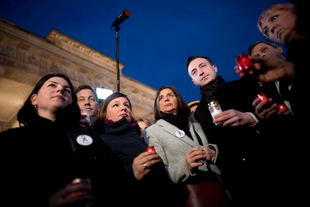 Vigil For Hanau Shooting Victims DEU, Deutschland, Germany, Berlin, 20.02.2020 Memnschenkette von Politikern: Annalena Baerbock, Lars Klingbeil, SPD, Antje Kapek, Katrin Goering-Eckardt, Bundesvorsitzende der Buendnis 90 Die Gruenen, Paul Ziemiak, Generalsekretaer der CDU, Claudia Roth (v.l.n.r.) mit Demonstranten auf der Kundgebung und Demonstration von Parteien und Initiativen in Gedenken und in Trauer zu den Morden in Hanau vor dem Brandenburger Tor in Berlin. Die Demo wurde spontan von einem grossen Buendnis von Parteien, Organisationen und Initiativen organisiert und richtet sich gegen das Erstarken von rechten Tendenzen und Parteien. Politicians like Annalena Baerbock, Green Party Buendnis 90 Die Gruenen, Lars Klingbeil, SPD, Antje Kapek, Katrin Goering-Eckardt, Paul Ziemiak, CDU, Claudia Roth, etc and other Protestler in solidarity