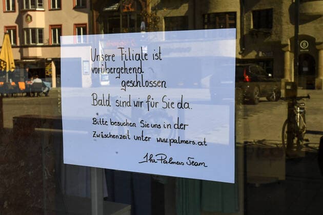 Innsbruck 15.03.2020, Innsbruck, AUT, Coronavirus, Ausgangssperre in ganz Tirol, Tirol hat de facto eine Ausgangssperre verhaengt. In einer Stellungnahme erklaerte Landeshauptmann Guenther Platter am Vormittag, die Tirolerinnen und Tiroler duerften die Wohnung nicht verlassen, davon gibt es nur wenige Ausnahmen, im Bild Geschaeft Geschlossen during a Curfew all over Tyrol, Tirol has de facto imposed a curfew. In a statement, Governor Guenther Platter said in the morning that the Tyroleans were not allowed to leave the apartment, there are only a few exceptions. Innsbruck, Austria on 2020 03 15.