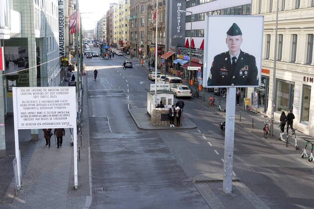 17.03.2020, Berlin, GER - Auswirkungen des Corona Virus: Nur wenige Menschen am ehemaligen Grenzuebergang Checkpoint Charlie. (Alltag, Aufsicht, aussen, Aussenaufnahme, Berlin, Checkpoint Charlie, Coronaepidemie, Coronainfektion, Coronapandemie, Coronavirus, deutsch, Deutschland, Europa, europaeisch, Gesellschaft, Jahreszeit, Kochstrasse, leer, Leere, Menschen, menschenleer, Personen, QF, Querformat, Reise, Reiseziel, Sehenswuerdigkeit, Shutdown, Stadt, Stadtansicht, Stadtbild, Stadtleben, Strasse, Strassenszene, Touristenschwund, touristisch, Vogelperspektive, Wahrzeichen, Westeuropa, Winter) 200317D024BERLIN.JPG