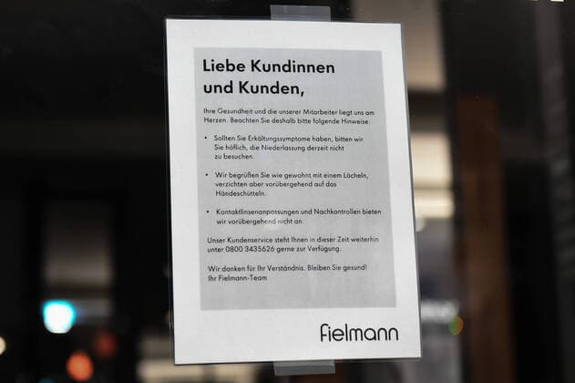Wegen der Ausbreitung des Coronavirus ist das öffentliche Leben in NRW im Moment nahezu zum Erliegen gekommen. Kultureinrichtungen, Bars, Cafà s, Clubs oder Freizeitparks schliessen, Hotels dürfen keine Touristen mehr aufnehmen, Restaurants müssen bereits ab 15.00 Uhr schließen, alle Veranstaltungen werden verboten, der ÖPNV eingeschränkt, nur noch der versorgungsrelevante Einzelhandel wie Lebensmittelmärkte oder Drogerien darf öffnen, Hinweisschreiben Die Fielmann AG ist ein deutsches Unternehmen mit Schwerpunkt Augenoptik für Verbraucher. Mit 600 Niederlassungen in Deutschland, Coronaauswirkungen in NRW, Essen, 17.03.2020, Essen Nordrhein-Westfalen Deutschland