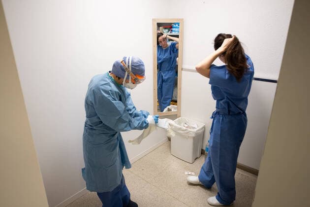 (200320) -- BARCELONA, March 20, 2020 (Xinhua) -- Medical workers put on protective suits at a hospital in Barcelona, Spain, March 20, 2020. Spain has reported over 1,000 deaths of COVID-19, the disease caused by the novel coronavirus, the Spanish Ministry for Health, Consumer Affairs and Social Services confirmed on Friday. According to the ministry, 1,002 people have now lost their lives from COVID-19, in comparison with the 767 deaths a day ago. (Photo by Francisco Avia Xinhua) SPAIN-BARCELONA-COVID-19-HOSPITAL