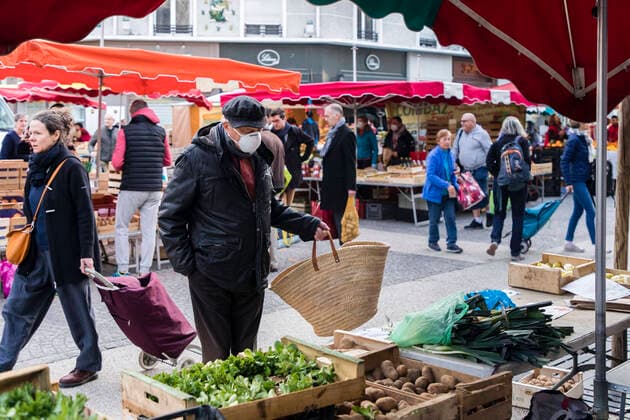Chambery, France March 21, 2020 - Morning atmosphere at the downtown market during the period of confinement due to the coronavirus health crisis - An elderly person wearing a health mask on the market EPIDEMIE, CORONAVIRUS, VIRUS, CRISE SANITAIRE, COVID19, VIE QUOTIDIENNE, MARCHE, ALIMENTAIRE, COMMERCANTS, RESTRICTIONS, PANDEMIE, SANTE, AMBIANCE, ATMOSPHERE, CONFINEMENT, INQUIETUDES, FAIRE DES COURSES, RESTRICTIONS DE CIRCULATION, APPROVISIONNEMENT, PRODUITS DE PREMIERE NECESSITE, MALADIE, CHAMBERY, SAVOIE, PROPAGATION DU VIRUS, ALIMENTATION, MASQUE SANITAIRE Copyright: xVincentxIsorex