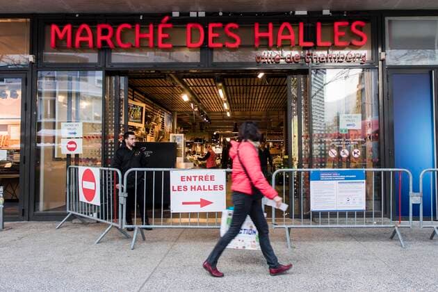 Chambery, France March 21, 2020 - Morning atmosphere at the downtown market during the period of confinement due to the coronavirus health crisis EPIDEMIE, CORONAVIRUS, VIRUS, CRISE SANITAIRE, COVID19, VIE QUOTIDIENNE, MARCHE, ALIMENTAIRE, COMMERCANTS, RESTRICTIONS, PANDEMIE, SANTE, AMBIANCE, ATMOSPHERE, CONFINEMENT, INQUIETUDES, FAIRE DES COURSES, RESTRICTIONS DE CIRCULATION, APPROVISIONNEMENT, PRODUITS DE PREMIERE NECESSITE, MALADIE, CHAMBERY, SAVOIE, PROPAGATION DU VIRUS, ALIMENTATION, MARCHE DES HALLES Copyright: xVincentxIsorex