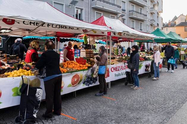 Chambery, France March 21, 2020 - Morning atmosphere at the downtown market during the period of confinement due to the coronavirus health crisis - People line up within safe distances EPIDEMIE, CORONAVIRUS, VIRUS, CRISE SANITAIRE, COVID19, VIE QUOTIDIENNE, MARCHE, ALIMENTAIRE, COMMERCANTS, RESTRICTIONS, PANDEMIE, SANTE, AMBIANCE, ATMOSPHERE, CONFINEMENT, INQUIETUDES, FAIRE DES COURSES, RESTRICTIONS DE CIRCULATION, APPROVISIONNEMENT, PRODUITS DE PREMIERE NECESSITE, MALADIE, CHAMBERY, SAVOIE, PROPAGATION DU VIRUS, ALIMENTATION, FILES D ATTENTE, ESPACEMENT, DISTANCIATION SOCIALE Copyright: xVincentxIsorex