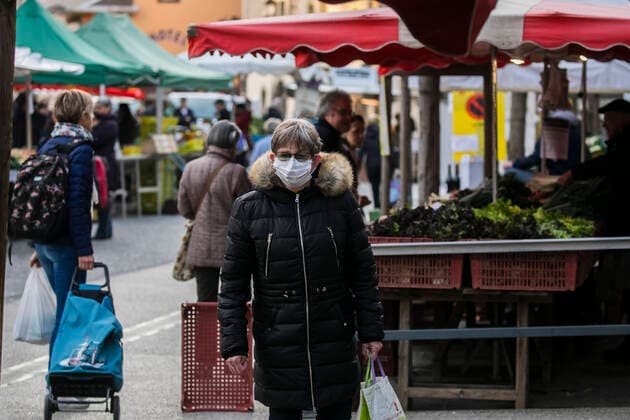Chambery, France March 21, 2020 - Morning atmosphere at the downtown market during the period of confinement due to the coronavirus health crisis - An elderly person wearing a health mask on the market EPIDEMIE, CORONAVIRUS, VIRUS, CRISE SANITAIRE, COVID19, VIE QUOTIDIENNE, MARCHE, ALIMENTAIRE, COMMERCANTS, RESTRICTIONS, PANDEMIE, SANTE, AMBIANCE, ATMOSPHERE, CONFINEMENT, INQUIETUDES, FAIRE DES COURSES, RESTRICTIONS DE CIRCULATION, APPROVISIONNEMENT, PRODUITS DE PREMIERE NECESSITE, MALADIE, CHAMBERY, SAVOIE, PROPAGATION DU VIRUS, ALIMENTATION, MASQUE SANITAIRE Copyright: xVincentxIsorex