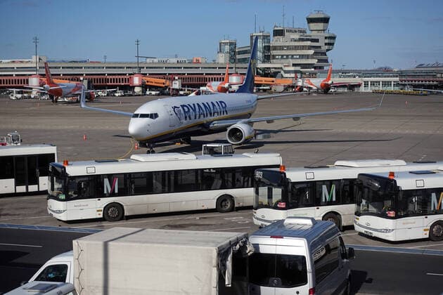 21.03.2020, Berlin, GER - Auswirkungen des Coronavirus: Flugzeuge in Parkposition am Flughafen Tegel. (abgestellt, Alltag, Ausgangsbeschraenkung, Ausgangssperre, aussen, Aussenaufnahme, Berlin, Busse, Coronaepidemie, Coronainfektion, Coronapandemie, Coronavirus, Coronavirus SARS-CoV-2, Covid 19, Covid-19, deutsch, Deutschland, easyjet, Europa, europaeisch, Flughafen, Flughafen Tegel, Flughafenbusse, Flugverbot, Flugzeuge, Fruehjahr, Fruehling, Gebaeude, Gesellschaft, Jahreszeit, Kofferwagen, leer, Leere, menschenleer, parken, Parkposition, parkt, QF, Querformat, Reiseverbot, Reisewarnung, Ryanair, Shutdown, Stadt, Stadtansicht, Stadtbild, Stadtleben, Stillstand, Terminal, Tower, Westeuropa) 200321D002BERLIN.JPG