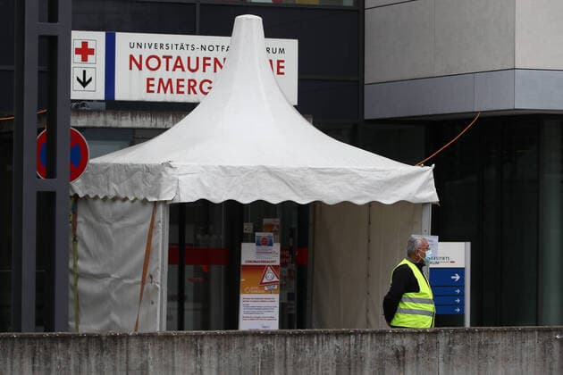 Freiburg Themenbild - Leben in Freiburg im Breisgau mit Coronavirus, Corona Virus, COVID-19 Themenbild - Leben in Freiburg im Breisgau mit Coronavirus, Corona Virus, COVID-19 Universit°tsklinikum Freiburg im Breisgau, Uniklinik Freiburg, Krankenhaus Freiburg Notaufnahme, weisses Zelt für Schnelltest auf Coronavirus positiv, negativ, Notaufnahme, Emergency, Notfallzentrum, Schild, Hinweisschild Themenbild, Featurebild, Symbolbild Copyright: xFleigx xEibner-Pressefotox EP_dfg
