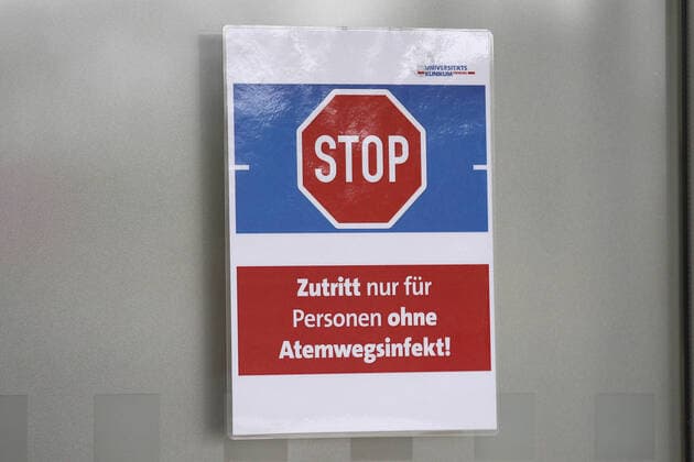 Freiburg Themenbild - Leben in Freiburg im Breisgau mit Coronavirus, Corona Virus, COVID-19 Themenbild - Leben in Freiburg im Breisgau mit Coronavirus, Corona Virus, COVID-19 Universit°tsklinikum Freiburg im Breisgau, Uniklinik Freiburg, Krankenhaus Freiburg Notaufnahme, weisses Zelt für Schnelltest auf Coronavirus positiv, negativ, Notaufnahme, Emergency, Notfallzentrum, Schild, Hinweisschild Themenbild, Featurebild, Symbolbild Copyright: xFleigx xEibner-Pressefotox EP_dfg