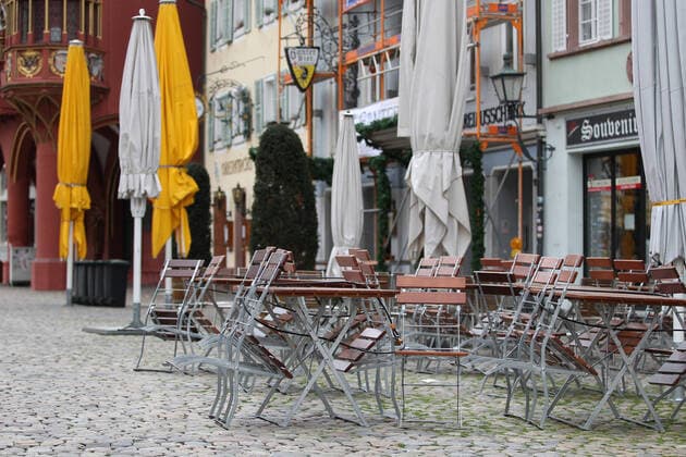 Freiburg Themenbild - Leben in Freiburg im Breisgau mit Coronavirus, Corona Virus, COVID-19 Themenbild - Leben in Freiburg im Breisgau mit Coronavirus, Corona Virus, COVID-19 Bars, Clubs, Wirtschaften, Strassenwirtschaften, Restaurants, Gaststaetten in Freiburg in Breisgau geschlossen, Stuehle sind oben, menschenleer, komplett leer, niemand da, keine Menschen, Muensterplatz ohne Menschen, Themenbild, Featurebild, Symbolbild Copyright: xFleigx xEibner-Pressefotox EP_dfg