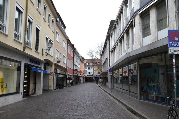 Freiburg Themenbild - Leben in Freiburg im Breisgau mit Coronavirus, Corona Virus, COVID-19 Themenbild - Leben in Freiburg im Breisgau mit Coronavirus, Corona Virus, COVID-19 die Kaiser-Joseph-Strafle, Muenster, Muensterplatz, Einkaufsstrasse, Einkaufsmeile in Freiburg in Breisgau, menschenleer, komplett leer, niemand da, keine Menschen, ohne Menschen, Themenbild, Featurebild, Symbolbild Copyright: xFleigx xEibner-Pressefotox EP_dfg