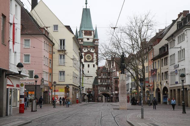 Freiburg Themenbild - Leben in Freiburg im Breisgau mit Coronavirus, Corona Virus, COVID-19 Themenbild - Leben in Freiburg im Breisgau mit Coronavirus, Corona Virus, COVID-19 die Kaiser-Joseph-Strafle, Muenster, Muensterplatz, Einkaufsstrasse, Einkaufsmeile in Freiburg in Breisgau, menschenleer, komplett leer, niemand da, keine Menschen, ohne Menschen, Themenbild, Featurebild, Symbolbild Copyright: xFleigx xEibner-Pressefotox EP_dfg