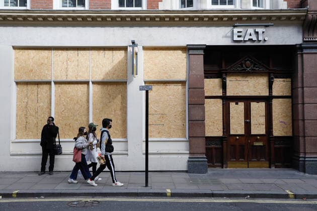 (200321) -- LONDON, March 21, 2020 (Xinhua) -- People walk past a closed restaurant in central London, Britain, on March 21, 2020. As of 9a.m. (0900GMT) on Saturday, 72,818 people have been tested in Britain, of which 67,800 were confirmed negative and 5,018 were confirmed positive. 233 patients in the country who tested positive for the virus have died. (Photo by Tim Ireland Xinhua) BRITAIN-LONDON-COVID-19