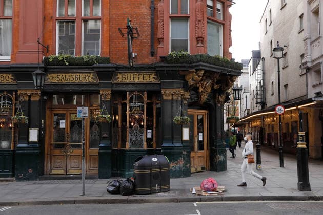 (200321) -- LONDON, March 21, 2020 (Xinhua) -- A man walks past a closed pub in Covent Garden in central London, Britain, on March 21, 2020. As of 9a.m. (0900GMT) on Saturday, 72,818 people have been tested in Britain, of which 67,800 were confirmed negative and 5,018 were confirmed positive. 233 patients in the country who tested positive for the virus have died. (Photo by Tim Ireland Xinhua) BRITAIN-LONDON-COVID-19