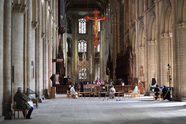 News Bilder des Tages The Mothering Sunday service at Peterborough Cathedral goes ahead without a congregation as it is live streamed across the internet for people to watch wherever they can. The COVID-19 Coronavirus pandemic crisis continues, with cafes, bars, restaurants, gyms and leisure centres forced to close, as well as places of worship like churches, cathedrals, mosques and synagogues. COVID-19 Coronavirus crisis, Peterborough, Cambridgeshire, UK, on March 22, 2020