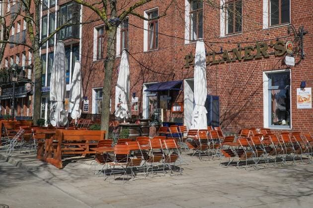 Zur Eindämmung des Coronavirus wurden Geschäftsschließungen angeordnet und werden Ausgangssperren diskutiert, das Foto zeigt leere zusammengestellte Tische und Stühe vor einem Loka, Restaurant, Gaststätte, Wirtshaus, Biergarten, Gartenlokal, Paulaners Bremen, 22.03.2020, Bremen (Deutschland), News, Feature, Coronavirus Bremen
