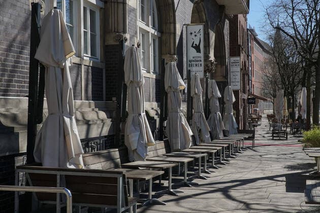Zur Eindämmung des Coronavirus wurden Geschäftsschließungen angeordnet und werden Ausgangssperren diskutiert, das Foto zeigt leere zusammengestellte Tische und Stühe vor einem Loka, Restaurant, Gaststätte, Wirtshaus, Biergarten, Gartenlokal, 22.03.2020, Bremen (Deutschland), News, Feature, Coronavirus Bremen