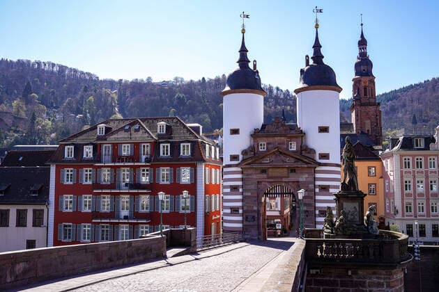 In Baden-Württemberg wird über eine Ausgangssperre diskutiert, um eine Ausbreitung des Coronavirus in der Bevölkerung einzudämmen, das Foto zeigt die ansonsten so belebte und mit Touristen bevölkerte Alte Brücke am Neckar in der Heidelberger Innenstadt menschenleer, keine Menschen, leer, verlassen, Wahrzeichen der Stadt, einsam, Tourismus, Reisen, Quarantäne, Ausgangssperre, Ausgangssperren, Verordnung, Einschränkung der Freizeit, Corona, Stadt, Stadtbild, Symbolfoto, Symbolbild, Symbol, Altstadt, 22.03.2020, Heidelberg (Deutschland), News, Feature, Coronavirus in Heidelberg