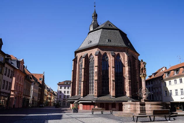 In Baden-Württemberg wird über eine Ausgangssperre diskutiert, um eine Ausbreitung des Coronavirus in der Bevölkerung einzudämmen, das Foto zeigt den ansonsten so belebten und mit Touristen bevölkerten Marktplatz in der Heidelberger Innenstadt vor der Heiliggeistkirche menschenleer, keine Menschen, leer, verlassen, Wahrzeichen der Stadt, einsam, Tourismus, Reisen, Quarantäne, Ausgangssperre, Ausgangssperren, Verordnung, Einschränkung der Freizeit, Corona, Stadt, Stadtbild, Symbolfoto, Symbolbild, Symbol, Altstadt, 22.03.2020, Heidelberg (Deutschland), News, Feature, Coronavirus in Heidelberg