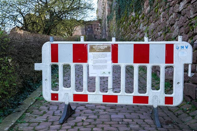 In Baden-Württemberg wird über eine Ausgangssperre diskutiert, um eine Ausbreitung des Coronavirus in der Bevölkerung einzudämmen, das Foto zeigt eine Wegsperre auf dem Weg zum Heidelberger Schloss, Sperre, kein Durchgang, Zutritt verboten, Geschlossen, gesperrt, keine Menschen, leer, verlassen, einsam, Tourismus, Reisen, Quarantäne, Ausgangssperre, Ausgangssperren, Verordnung, Einschränkung der Freizeit, Corona, Stadt, Stadtbild, Symbolfoto, Symbolbild, Symbol, 22.03.2020, Heidelberg (Deutschland), News, Feature, Coronavirus in Heidelberg