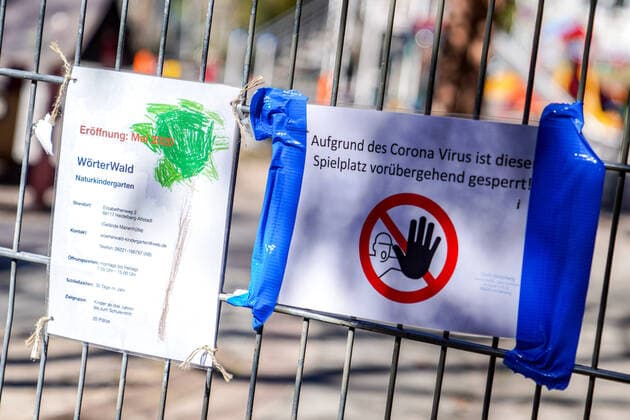 In Baden-Württemberg wird über eine Ausgangssperre diskutiert, um eine Ausbreitung des Coronavirus in der Bevölkerung einzudämmen, das Foto zeigt einen Spielplatz in der Heidelberger Innenstadt, der wegen des Coronavirus geschlossen wurde, Aushang mit der Aufschrift: Aufgrund des Corona Virus ist dieser Spielplatz vorrübergehend gesperrt!, geschlossen, Sperrung, Hinweis, Hinweistafel, Hinweisschild, Verordnung, Einschränkung der Freizeit, Corona, Stadt, Stadtbild, Symbolfoto, Symbolbild, Symbol, 22.03.2020, Heidelberg (Deutschland), News, Feature, Coronavirus in Heidelberg