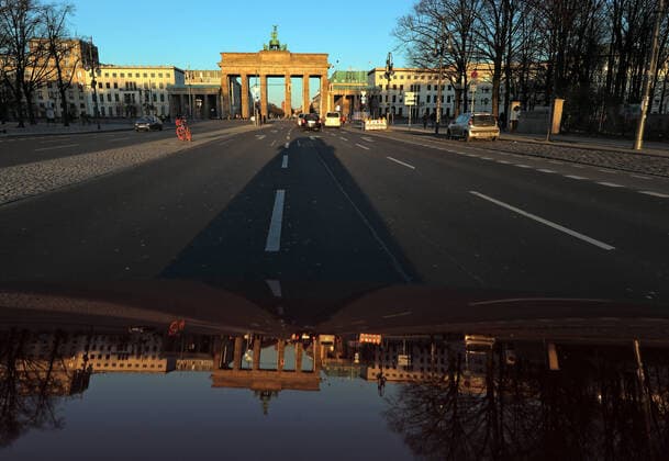 22.03.2020, Berlin, Berlin, GER - Auswirkungen des Coronavirus: Fast kein Verkehr auf der Strasse des 17. Juni am Brandenburger Tor. (Alltag, Ausgangsbeschraenkung, Ausgangssperre, aussen, Aussenaufnahme, Berlin, Brandenburger Tor, Coronaepidemie, Coronainfektion, Coronapandemie, Coronavirus, Coronavirus SARS-CoV-2, Covid 19, Covid-19, deutsch, Deutschland, Europa, europaeisch, Fruehjahr, Fruehling, Gebaeude, Gesellschaft, Jahreszeit, leer, Leere, menschenleer, QF, Querformat, Reflexion, Shutdown, spiegeln, Spiegelung, Stadt, Stadtansicht, Stadtbild, Stadtleben, Strasse, Strasse des 17. Juni, Strassenszene, Westeuropa) 200322D003BERLIN.JPG