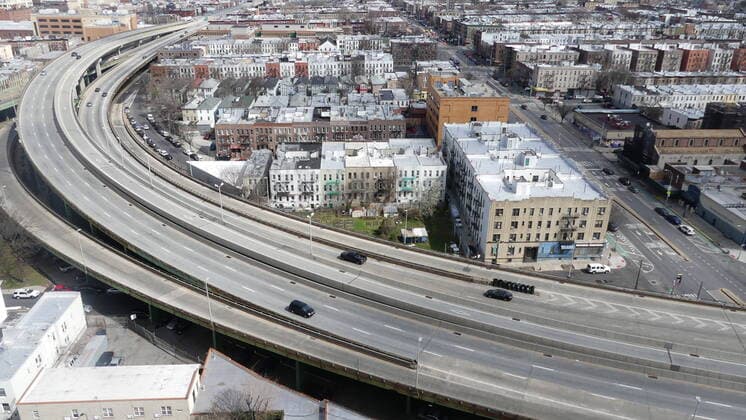 March 22, 2020, New York, International: (NEW)..Aerial view of New York amid Coronavirus. March 22,2020,New York,USA:Aerial view of highways and deserted streets that lead to the New York skyline devastated by the coronavirus pandemic. The governor of New York, Andrew Cuomo decreed starting this evening (22), closure of all businesses except the most important ones such as health, press, supermarkets etc...Credit: Thenews2 New York - ZUMAn293 20200322_znp_n293_002 Copyright: xJuliaxMineevax