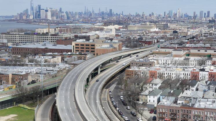 March 22, 2020, New York, International: (NEW)..Aerial view of New York amid Coronavirus. March 22,2020,New York,USA:Aerial view of highways and deserted streets that lead to the New York skyline devastated by the coronavirus pandemic. The governor of New York, Andrew Cuomo decreed starting this evening (22), closure of all businesses except the most important ones such as health, press, supermarkets etc...Credit: Thenews2 New York - ZUMAn293 20200322_znp_n293_004 Copyright: xJuliaxMineevax