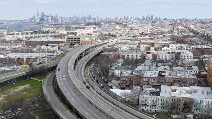 News Bilder des Tages March 22, 2020, New York, International: (NEW)..Aerial view of New York amid Coronavirus. March 22,2020,New York,USA:Aerial view of highways and deserted streets that lead to the New York skyline devastated by the coronavirus pandemic. The governor of New York, Andrew Cuomo decreed starting this evening (22), closure of all businesses except the most important ones such as health, press, supermarkets etc...Credit: Thenews2 New York - ZUMAn293 20200322_znp_n293_005 Copyright: xJuliaxMineevax