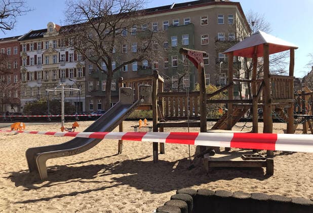23.03.2020, Berlin, GER - Kinderspielplatz ist abgesperrt. (abgesperrt, Absperrband, Absperrung, Alltag, aussen, Aussenaufnahme, Berlin, Coronaepidemie, Coronainfektion, Coronapandemie, Coronavirus, deutsch, Deutschland, Europa, europaeisch, Flatterband, Fruehjahr, Fruehling, Gebaeude, geschlossen, Gesellschaft, gesperrt, Jahreszeit, kinderlos, Klettergeruest, leer, Leere, Mehrfamilienhaeuser, menschenleer, Mietshaeuser, niemand, QF, Querformat, Rutsche, Shutdown, Spielgeraete, Spielplatz, Stadt, Stadtansicht, Stadtbild, Stadtleben, Strasse, Strassenszene, Westeuropa, Wirtschaft, Wohngebaeude, Wohngegend, Wohnhaeuser) 200323D801BERLIN.JPG