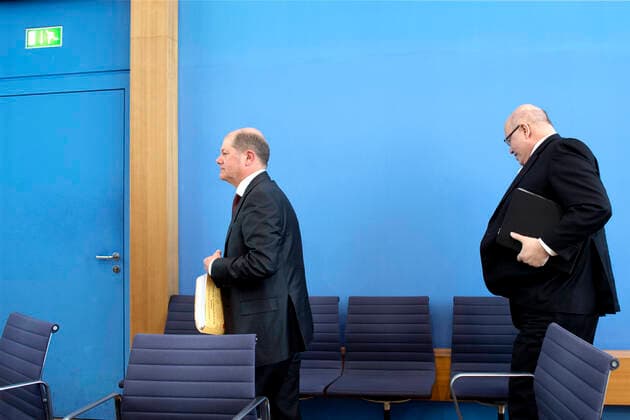 Peter Altmaier, Olaf Scholz - Coronavirus DEU, Deutschland, Germany, Berlin, 23.03.2020 Olaf Scholz, Finanzminister und Vizekanzler SPD, und Peter Altmaier, Bundeswirtschaftsminister CDU (v.l.t.r) waehrend der Bundespressekonferenz zum Thema Nachtragshaushalt 2020 und Reaktion auf die Corona-Krise in Berlin. Olaf Scholz, German Minister of Finance SPD, and Peter Altmaier, Federal Minister for Economy CDU (f.l.t.r.), during a federal press call at Bundespressekonferenz concerning a supplementary budget for 2020 and the reaction to the coronavirus outbreak in Berlin, Germany. The number of confirmed cases in Germany has a heavy impact on public life.