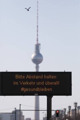 23.03.2020, Berlin, GER - Hinweis: Bitte Abstand halten. Im Hintergrund der Berliner Fernsehturm. (Abstand, Abstand halten, Alltag, Anzeige, Ausgangsbeschraenkung, Ausgangssperre, aussen, Aussenaufnahme, Berlin, Bitte Abstand halten, Coronaepidemie, Coronainfektion, Coronapandemie, Coronavirus, Coronavirus SARS-CoV-2, Covid 19, Covid-19, deutsch, Deutschland, Europa, europaeisch, Fernsehturm, Fruehjahr, Fruehling, Gesellschaft, HF, Hinweis, Hinweisschild, Hochformat, Jahreszeit, Kontakt vermeiden, Kontaktverbot, Shutdown, Stadt, Stadtansicht, Stadtbild, Stadtleben, Westeuropa) 200323D025BERLIN.JPG